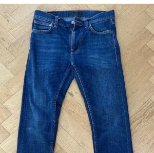 Nudie jeans - Snygga mörkblå jeans från Nudie Jeans. modellen är lean dean. storlek 27:32, skriv vid frågor eller funderingar 