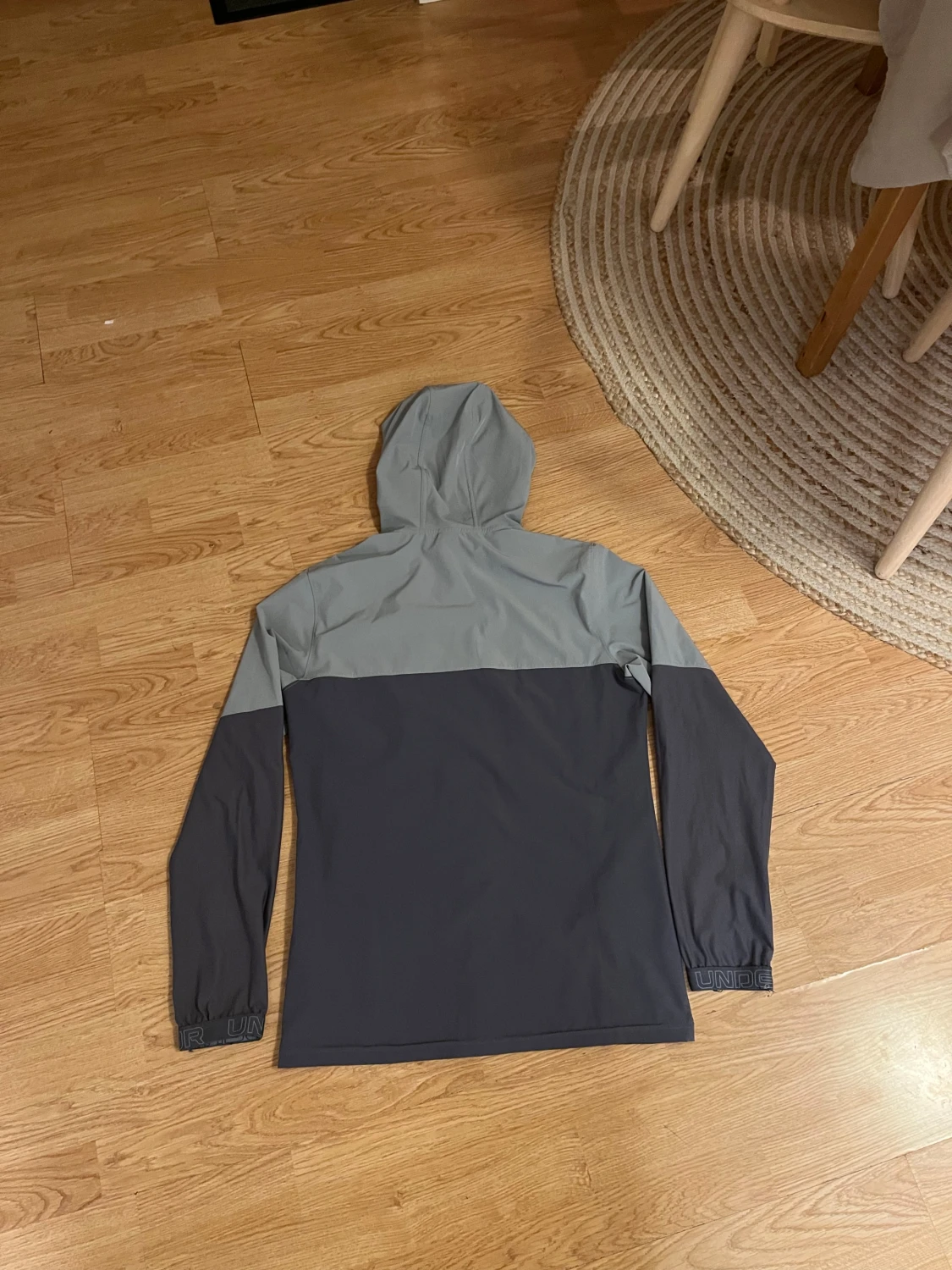 Grå och svart vindjacka från Under Armour - 1