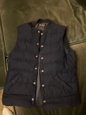 Stenströms vest - Stenströms vest i Manchester, Storlek M men passar S.  Nypris runt 3000kr, köpt nydligen för 1 750kr, använd 1 gång. skriv till mig vid funderingar!