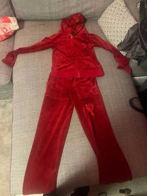 Rött juicy couture  - Storlek xxs på både byxor och tröjan                            Byxan har en spricka bak snöre kommer till