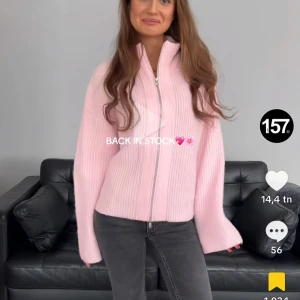 Ljusrosa stickad kofta med dragkedja lager 157 - Det är jag i videon och jag bär storlek S, superfin ljusrosa stickad tröja från 157 med dragkedja framtill och hög krage🩷🩷