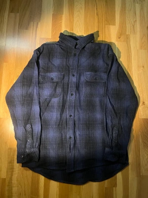 Vailent skjorta  - Skjortan har aldrig använts och är i strålande sick. Hör av dig om du har frågor!