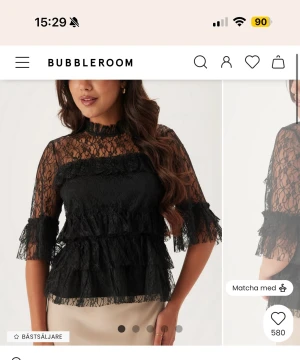(SÖKER)Svart spetsblus med volanger Bubbleroom - Söker denna spetsbkus ifrån Bubbleroom i strl xs eller s.