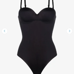 Svart body med inbyggd bh - Svart body med inbyggt bh och string. Banden är avtagbara. Från dorina. Storlek 80C, passar som M. Endast använd 1 gång 