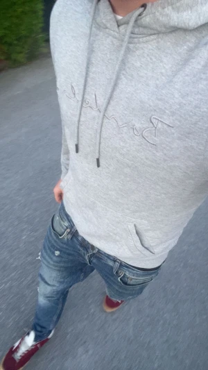 Archive Grå hoodie Bondelid  - Säljer denna riktigt feta hoodien från bondelid. Lite mer slim i passform som ni ser i bilden vilket är najs. Skriv vid frågor eller skicka bud!