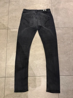 Dondup Jeans 32 - Svarta snygga skinny jeans från Dondup. Aldrig använda så fortfarande i bra skick. 39cm i midjan och 104cm långa