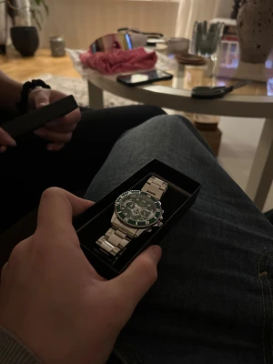 Silverfärgad klocka med grön urtavla - Säljer en silver klocka med fint grön urtavla. Har fått den av min pappa så har ingen koll på om den är dyr elelr billig. Så jag låter andra komma med bud så tar vi priset därifrån// Oliver