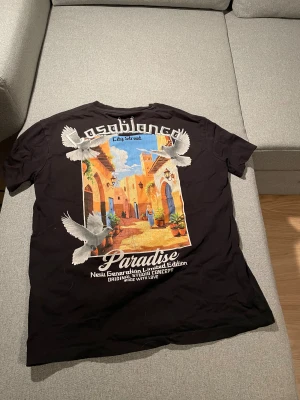 Casablanca tröja - Snygg och stilren Casablanca T-shirt. På ryggen är det ett fint tryck och på framsidan en bild på en duva med texten ”Original Concept Casablanca”. På baksidan är dessutom Casablanca broderat in på ryggen och längst ner står det ” Paradise New Generation limited edition”. 