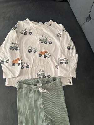 Ribbstickade gröna leggings från H&M - Snygga ribbstickade leggings från H&M i en ljusgrön ton. De har en mjuk och stretchig passform med en liten vit rosett framtill i midjan. Perfekta för chill dagar och passar till allt. Materialet är bomull och de är riktigt bekväma.