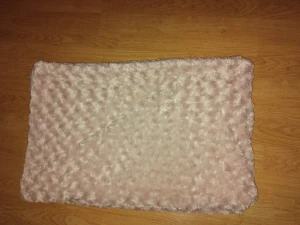 Ljusbeige fluffig filt  - Supermjuk och fluffig filt i ljusbeige färg. Ena sidan är slät och andra sidan har en bubblig, pälsliknande struktur som känns extra mysig. Perfekt för kalla dagar när du vill ha något riktigt gosigt runt halsen.