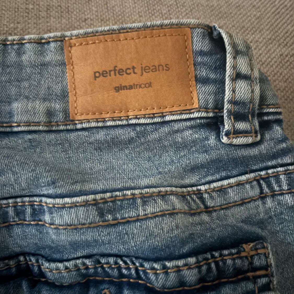 Blå bootcut jeans från Gina Tricot - 2