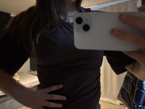 Svart basic t-shirt med kort ärm - En stilren mörk brun t-shirt med korta ärmar och rund hals. Modellen är figurnära och passar perfekt till jeans eller shorts. Materialet känns mjukt och bekvämt mot huden, troligtvis bomull eller polyester. Enkel och clean design utan mönster eller detaljer. Tröjan är från Gina och är köpt för 299 kronor och är i storlek XL men passar mig som är M/S. Jag säljer den för 100 kronor. Du står för frakten💕