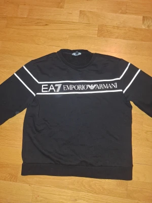 Armani tröja - Säljer en Armani tröja som är knappt använd och är jätte skön att använda 