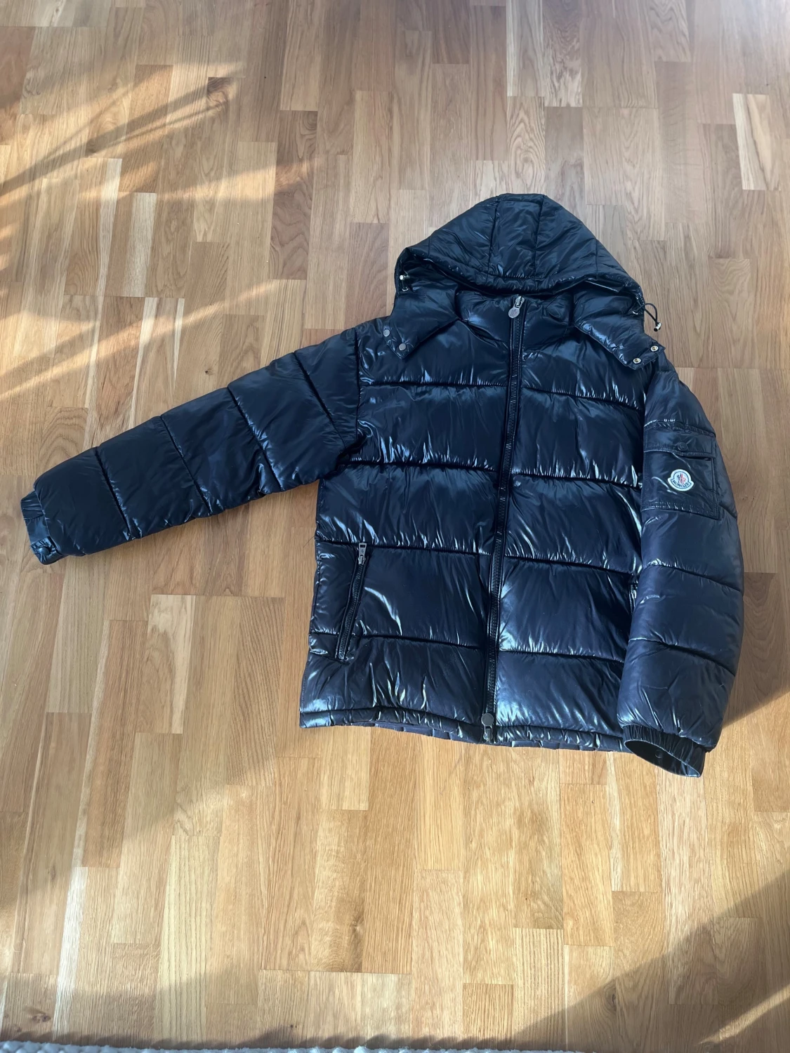 Svart Moncler pufferjacka med huva - 1