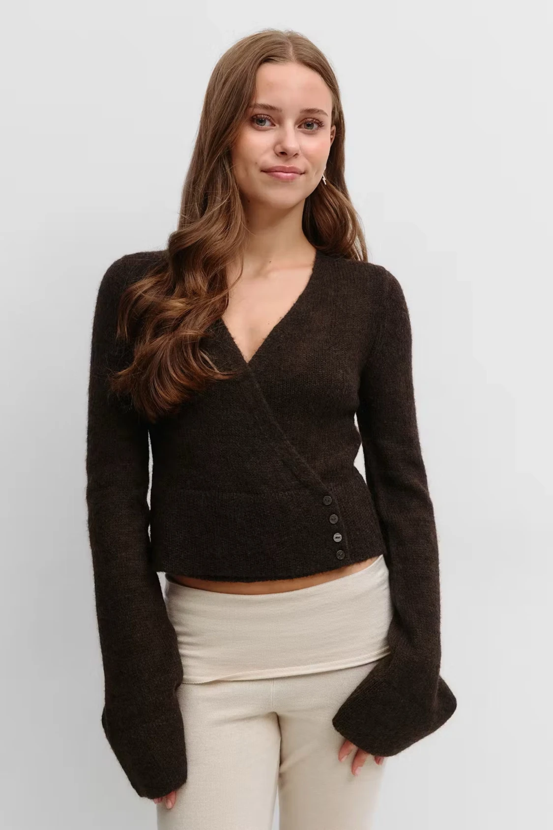 Brun omlottkofta med knappar