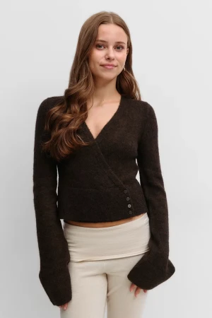 Brun omlottkofta med knappar - Mysig mörkbrun omlottkofta med v-ringning och långa ärmar. Koftan har en croppad passform och stängs med fyra knappar i sidan. Stickad i ett mjukt material som passar perfekt till höst och vinter.