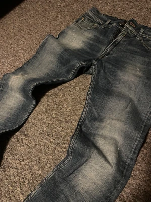 Replay Jeans  - Extremt bra skick, i stort sätt som nya. Ingen tecken på användning. Hör av er om ni har funderingar  Modell: Jondrill  Strl 31/32