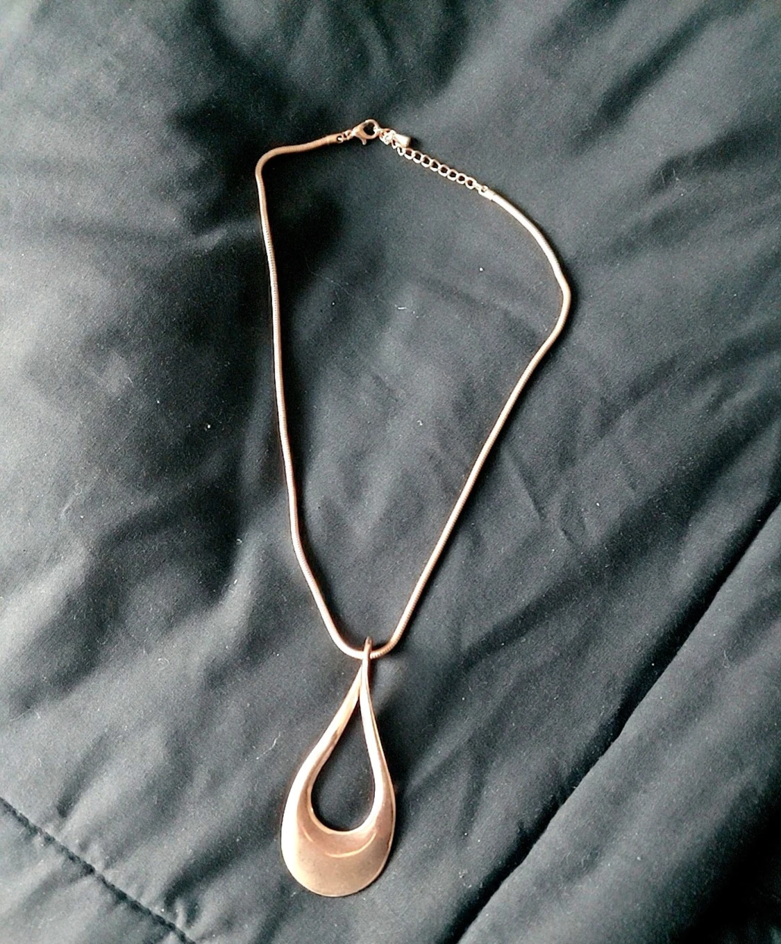 Guldfärgat halsband med droppformad hänge - 2