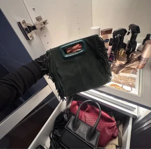 Maje väska - Säker min super fina make väska eftersom att den inte kommer till användning. Har inga större tecken på användning och är i jätte fint skick 💚💚💚