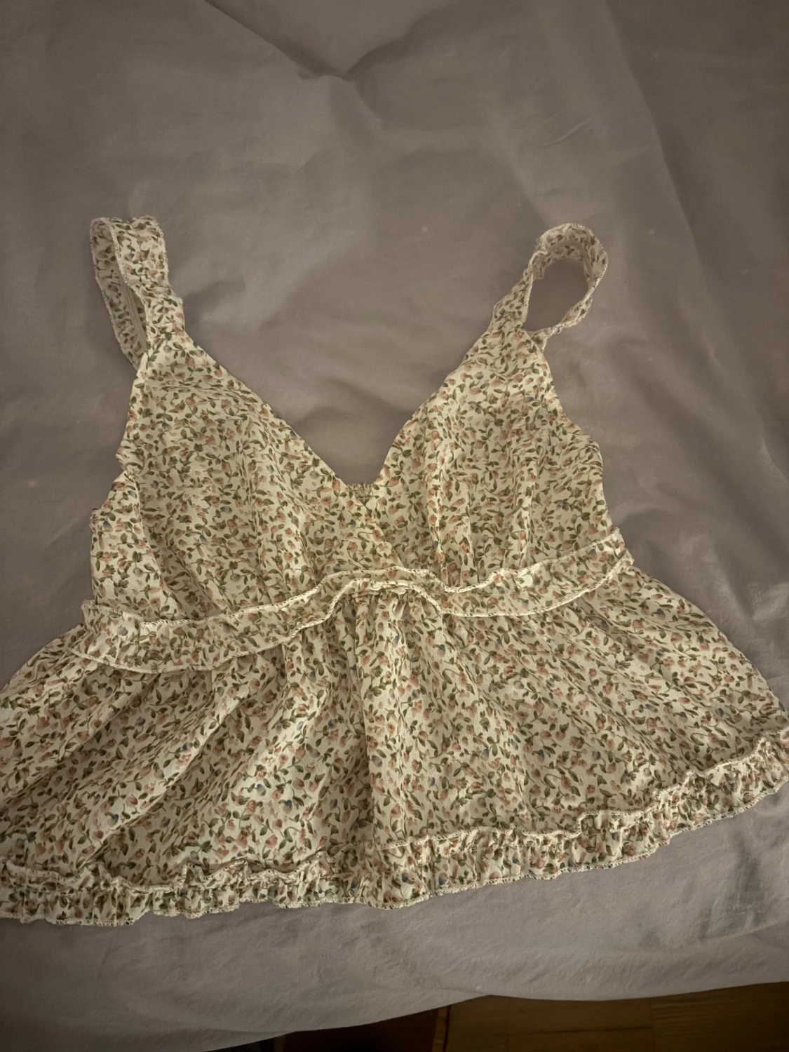 Blommig volang linnetopp med v-ringning