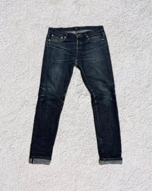Apc Selvege jeans - Fint skick, inga speciella defekter, unika detaljer från flera år av användning. Pris endast 799