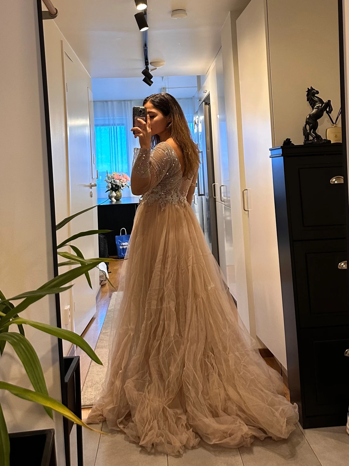 Champagnefärgad glittrig balklänning - 1