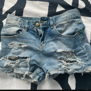 Blå slitna jeansshorts från JC - Säljer nu mina jeansshorts från JC! Midjemått 89 - passar mig med S/M. ” A star was born” broderat där bak! ( se sista bilden)