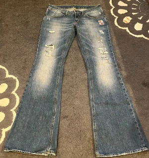 Lowrise bootcut ripped jeans - Strorlek: W32L34, Innerbenslängd: 87 cm, Midjemått (runtom): 86 cm ❤️ För långa på mig på bilden då jag bär L32 🥰