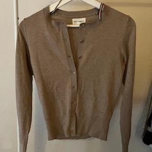 Beige kofta från Ralph Lauren - Snygg beige kofta från Ralph Lauren med rund hals och knappar framtill. Långärmad och tillverkad i mjuk bomull, 💕