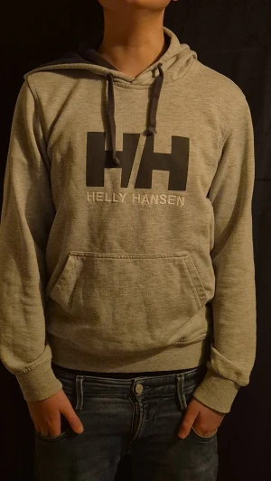 Grå hoodie från Helly Hansen - Grå helly hansen