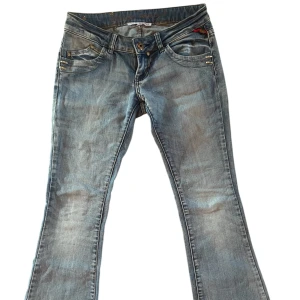 Lowrise bootcut jeans - Lågmidjade jeans från Tally Weil   Midjemått 38cm, midjehöjd 17cm, innerbenslängd 75 men är uppsydda så går att sprätta upp till 79cm⭐️
