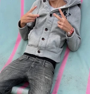 Sällsynt A&F hoodie - Snygg grå hoodie från Abercrombie & Fitch med stora knappar och luva. Riktigt eftertraktad, sitter bra på mig som är 181 72kg. Kan diskutera priset!