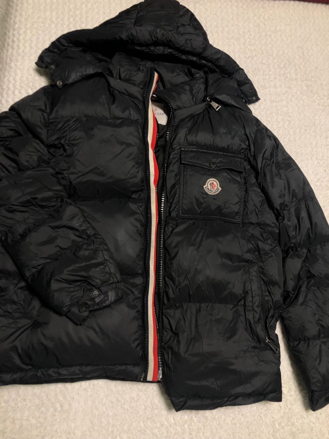 Svart Moncler dunjacka med huva - 1