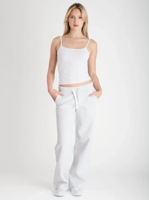 Ljusgrå sweatpants från Russemerch - Säljer ett par ljusgrå mjukisbyxor i storlek xxs från Russemerch med normal passform och raka ben. Byxorna har snörning i midjan och är tillverkade i mjukt bomullsmaterial. Dom är helt nya med lapp och samma påse som köpt dom. Jag råkade beställa fel storlek så det är därför jag säljer dom, aldrig använda eller testade.