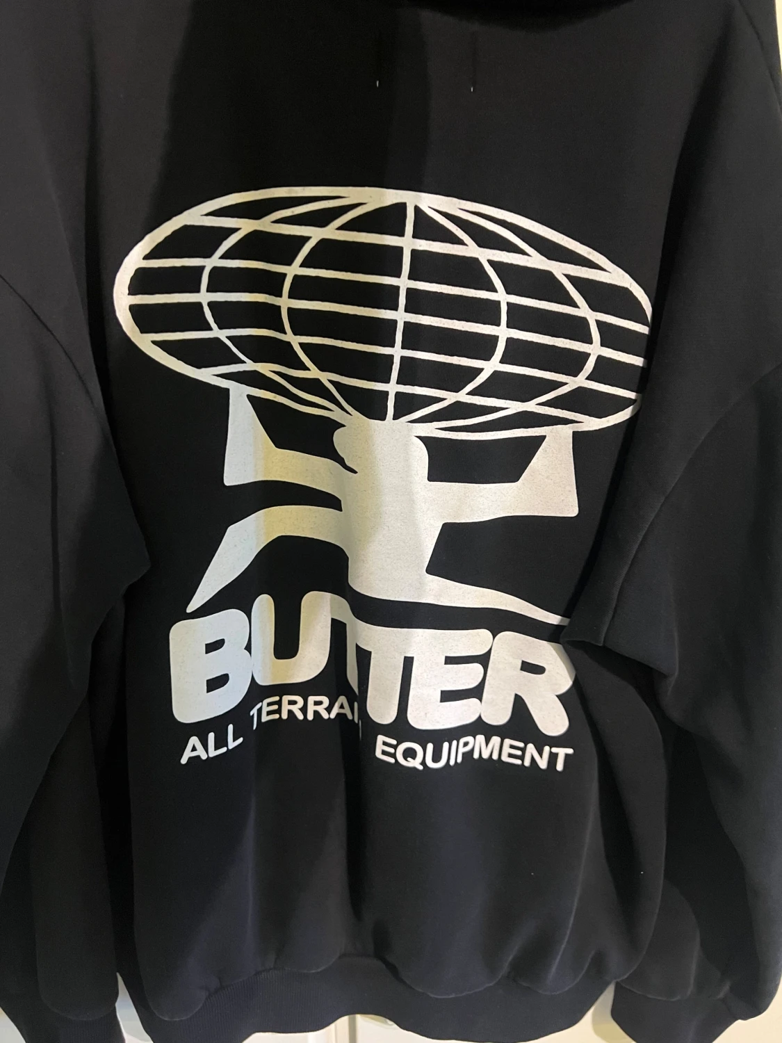 Svart hoodie från Butter med tryck - 2