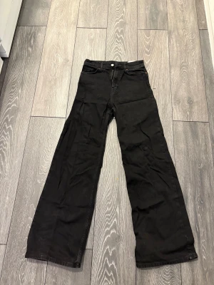 Raka/bredda jeans från zara - Bredda jeans från Zara. Högmidjade. 