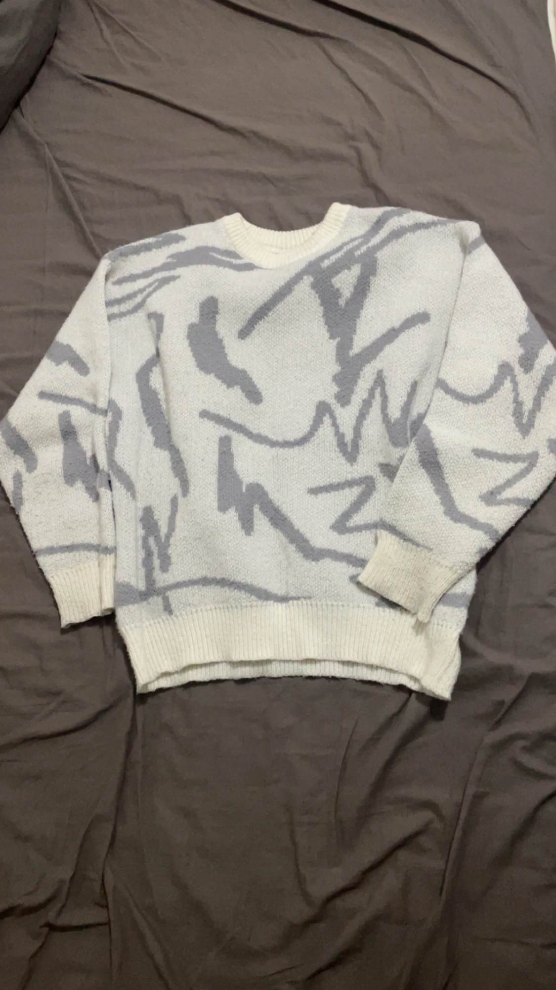 Vit och grå stickad tröja med mönster