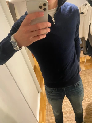 Marinblå premium stickad tröja Jack & Jones - Snygg marinblå stickad tröja från Jack & Jones med half zip. Tröjan har långärmad passform och är tillverkad i mjukt material som känns skönt mot huden. Tröjan tillhör Jack and Jones mer exklusiva kollektion. Nypris på denna ligger på 799. Mitt pris: 349