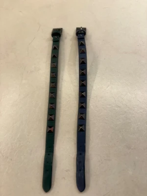 Armband  - Säljer min sons valentino armband, det blåa är köpt från 2023 och det gröna köpte han i början 2024. Eftersom det va så längesedan så har han inget kvitto kvar. De är köpta från NK.                 700kr styck 