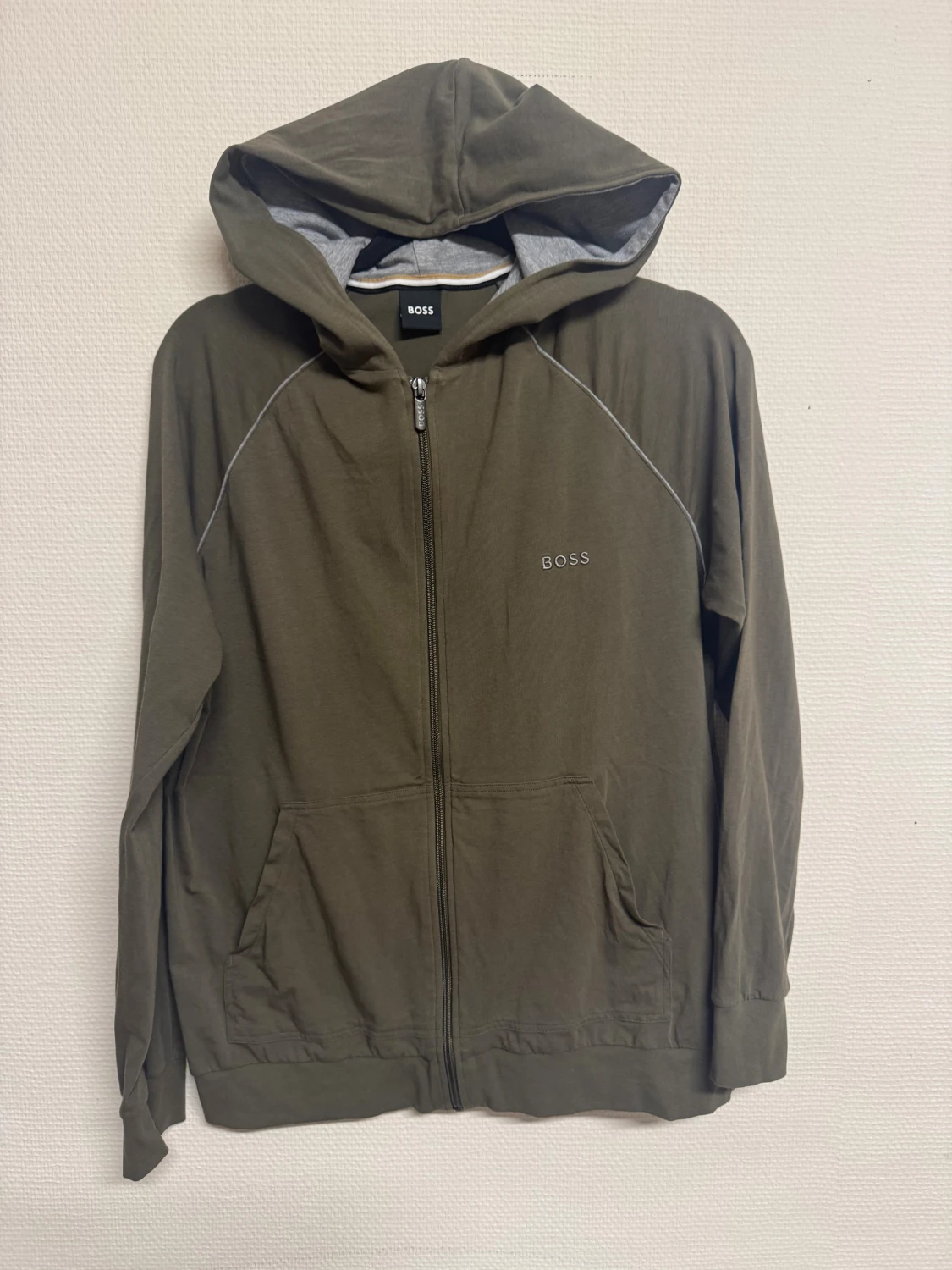 Olivgrön hoodie från BOSS, storlek M