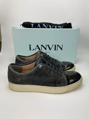 Lanvin skor  - Hej! Säljer nu dessa svin snygga lanvin skor. Skorna är i grymt skick! Begränsat antal boxar och dustbag. Hör av dig vid frågor 