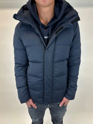 J.Lindeberg Jacka  - Hej! Säljer nu denna väldigt snygga och eftertraktade J.Lindeberg Jacka!  Jackan är slutsåld överallt och går inte att få tag på… jackan är perfekt nu till hösten/vintern  Storlek L fits M Ny pris: 6000 kr Säljs för: 2199 kr 