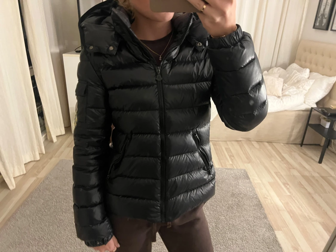 Svart Moncler pufferjacka med huva - 6