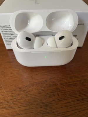 AirPods Pro - Snygga och populära AirPods Pro från Apple med laddningsetui. Trådlösa hörlurar med aktiv brusreducering och bekväm passform. Skick: mycket gott, inga synliga repor eller skador. Perfekt för musik, samtal och träning. Levereras med originalförpackning. ( gör dig bättre i Clash)