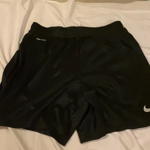 Svarta Nike träning shorts - Polyester kvalitet.Bra använt skick.Lite stora då kan vara unisex.
