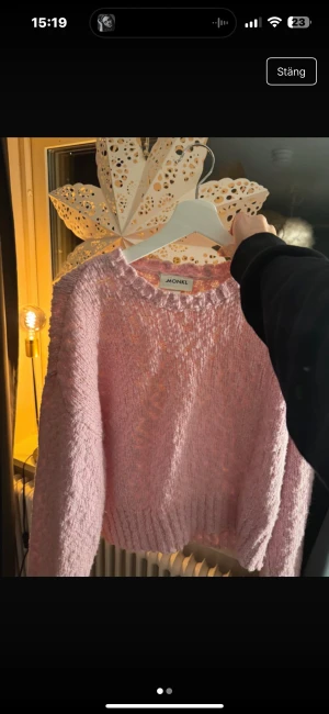 Ljusrosa stickad tröja från Monki - Supermysig ljusrosa stickad tröja från Monki med rund hals och ribbade muddar. Modellen är loose fit med långa ärmar och lite croppad passform. Perfekt att slänga på sig när det är kyligt ute. Snygg att styla med jeans eller kjol.