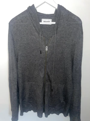 Zadig&Voltaire hoodie - En mycket skön zip-hoodie från Zadig&Voltaire. Inga tecken på användning. Passar M.