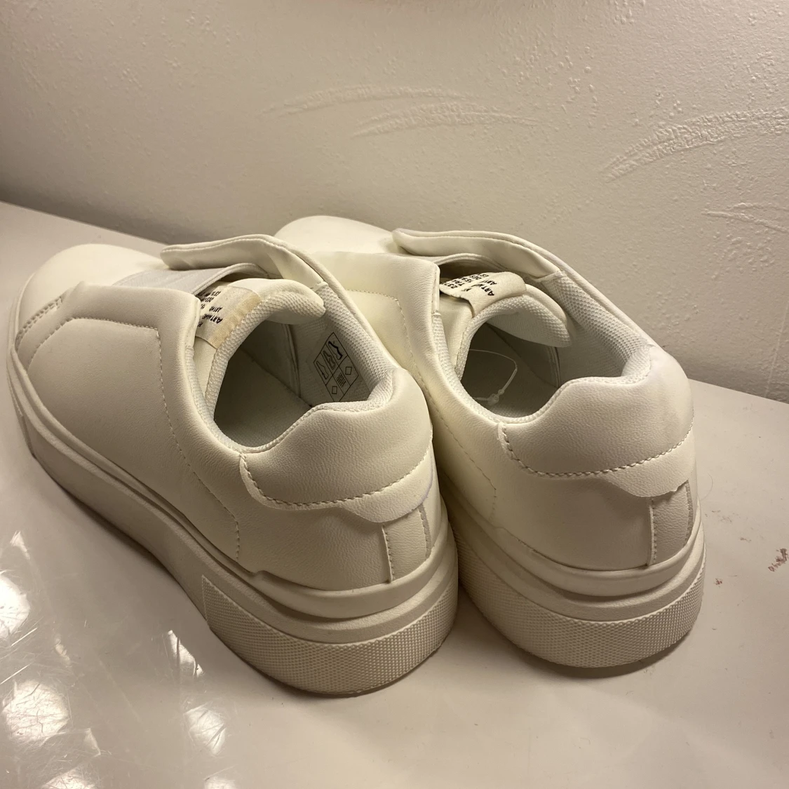 Vita slip-on sneakers från 157 - 1