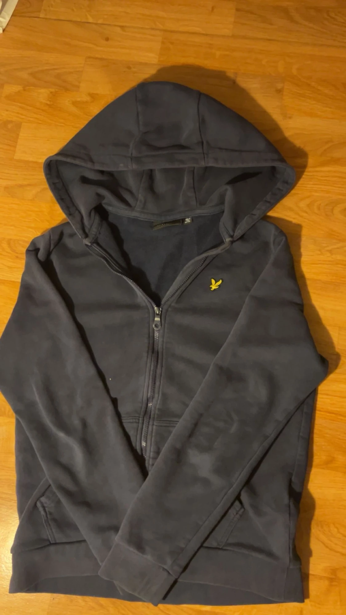 Marinblå hoodie från Lyle & Scott