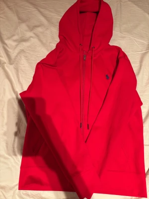 Polo ralph lauren hoodie röd - Hejsan! Säljer nu min röda Ralph Lauren hoodie som jag bara har använt 2-3 gånger. Den är i ett mycket bra skick, och den är i storlek S. Skriv till mig om det är nåt ni undrar eller om fler bilder. OBS PRISET KAN DISKUTERAS!!!